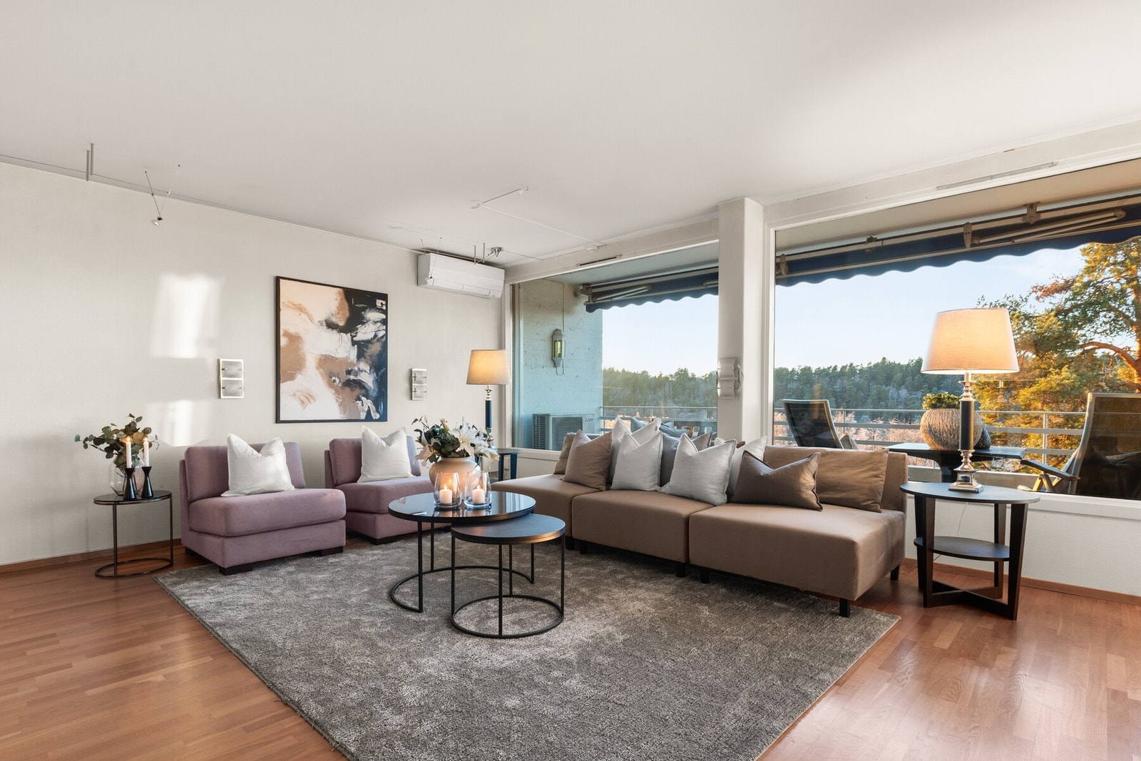 De store vinduene gir svært god romfølelse. Galleribilde