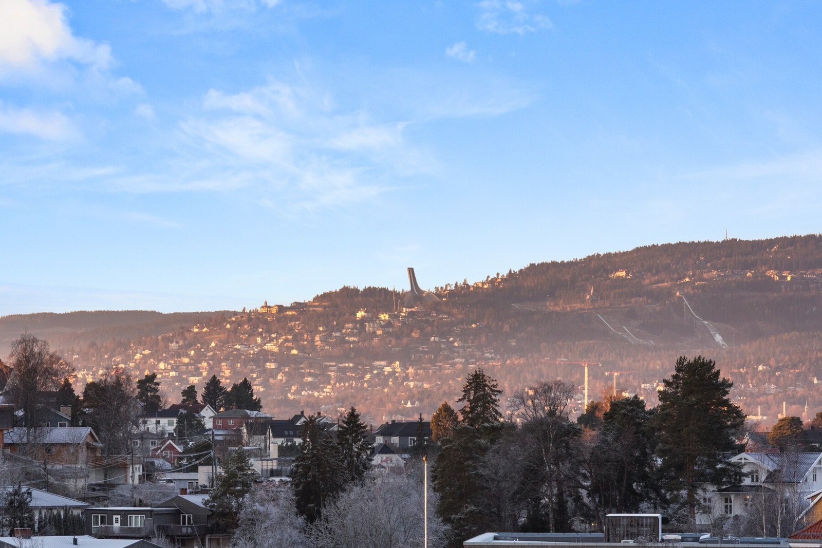 Utsikt til Holmenkollen hvor solen går ned sommertsid. Galleribilde