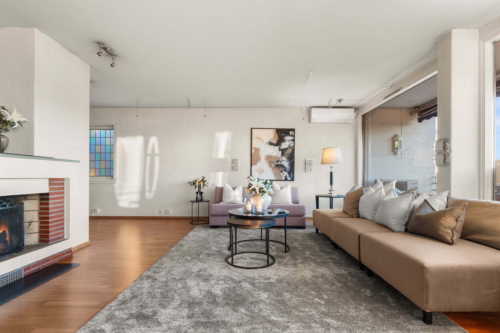 Stue med peis. Galleribilde