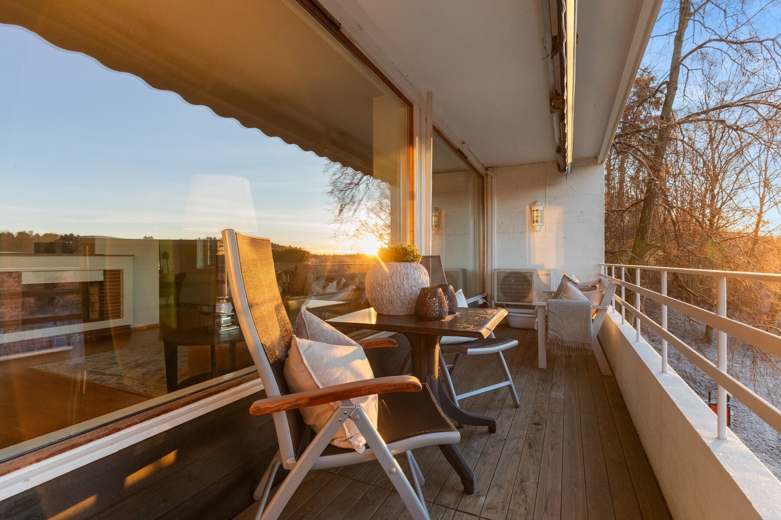 Her er det balkong i begge etasjer. Den i underetasjen er innglasset. Galleribilde