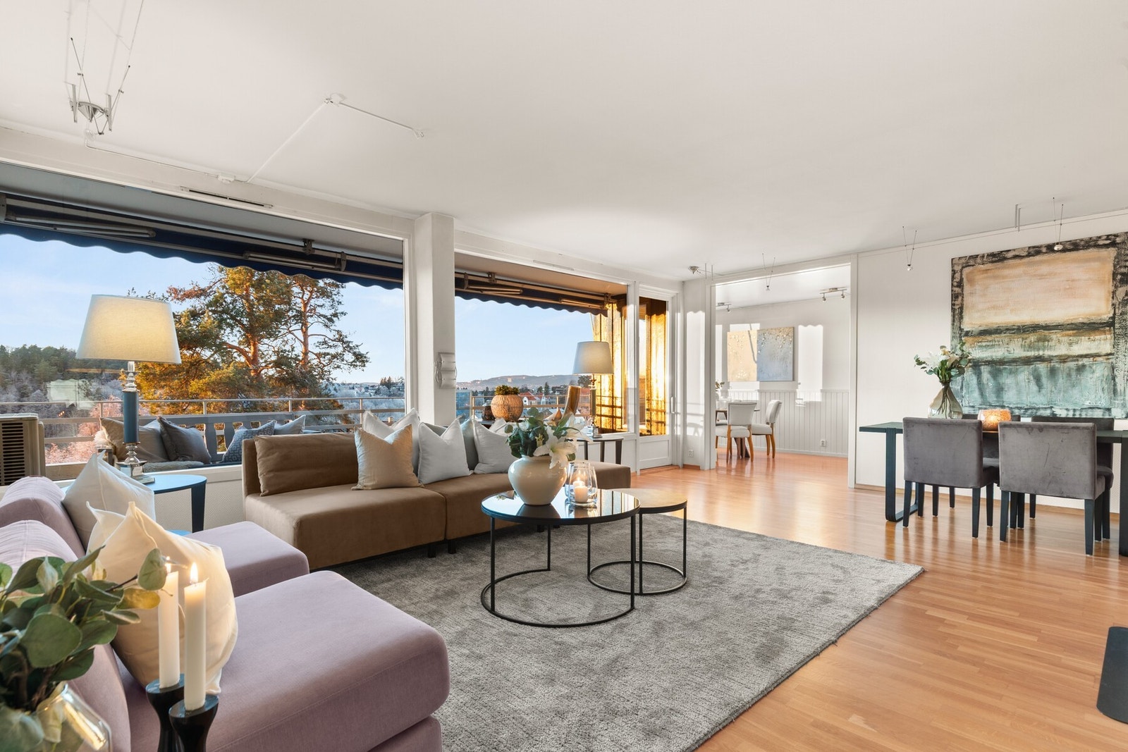 Stor stue med panoramavinduer. Galleribilde