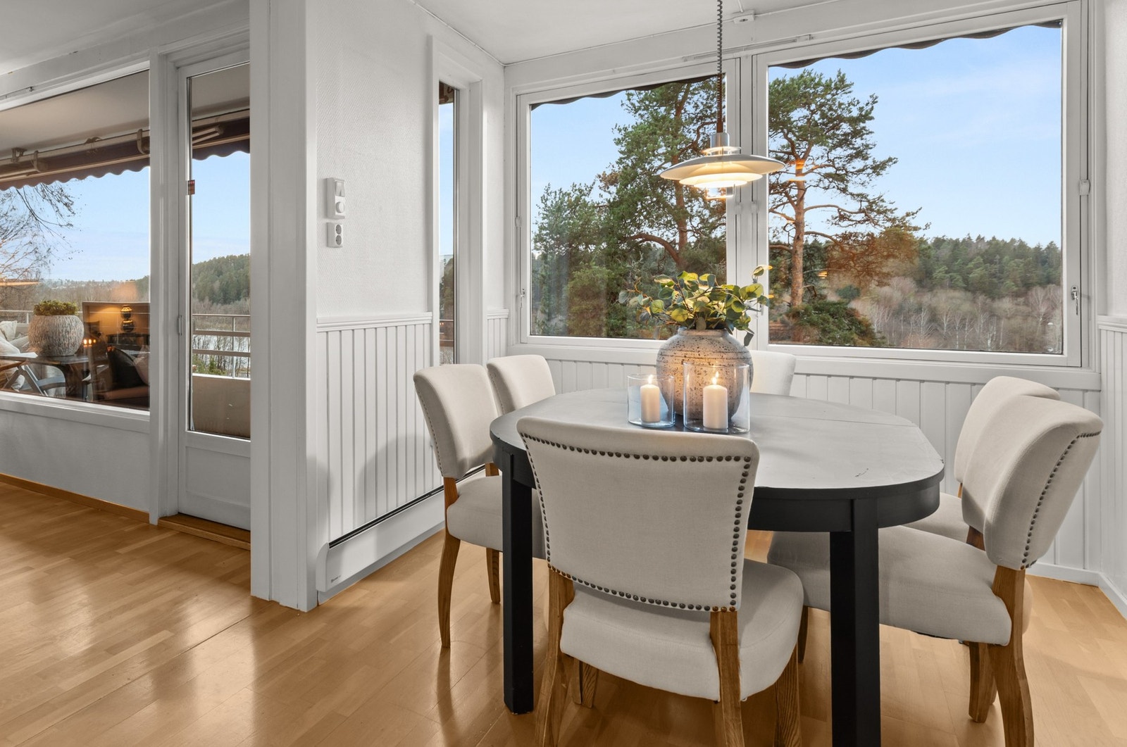 Den åpne løsningen mellom kjøkken og stue gir svært god romfølelse Galleribilde