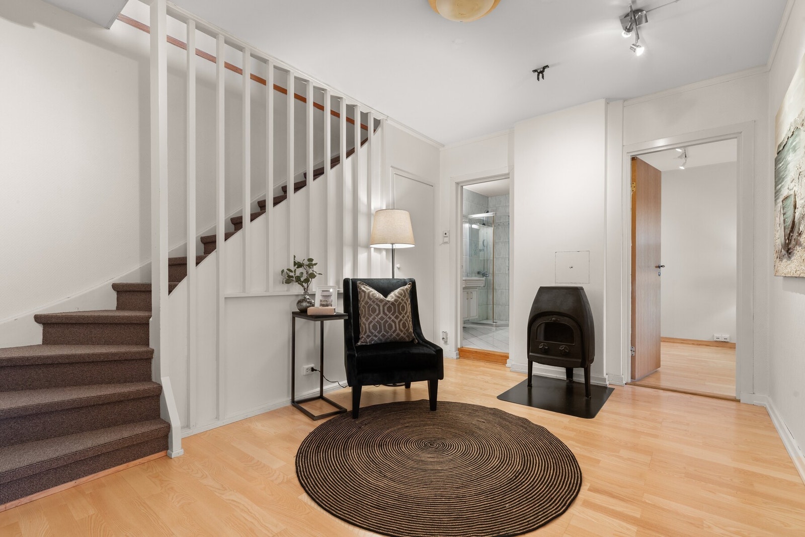 Romslig hall i underetasjen Galleribilde