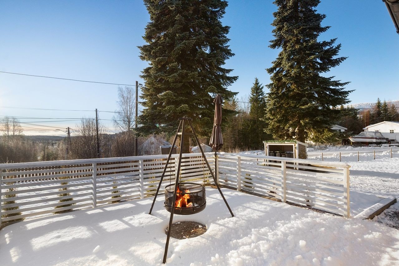 Uteplassen gir gode muligheter for hage og uteopphold for hele familien. Galleribilde