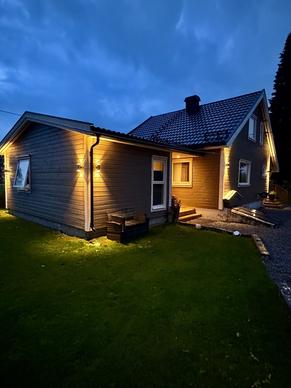 Moderne utebelysning på fasaden skaper en innbydende ankomst etter mørkets frembrudd. (privat foto) Galleribilde