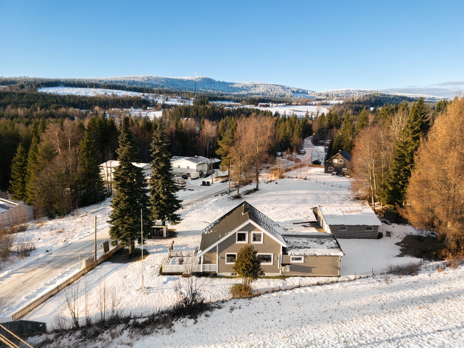 Eiendommen har en åpen og landlig beliggenhet. Galleribilde