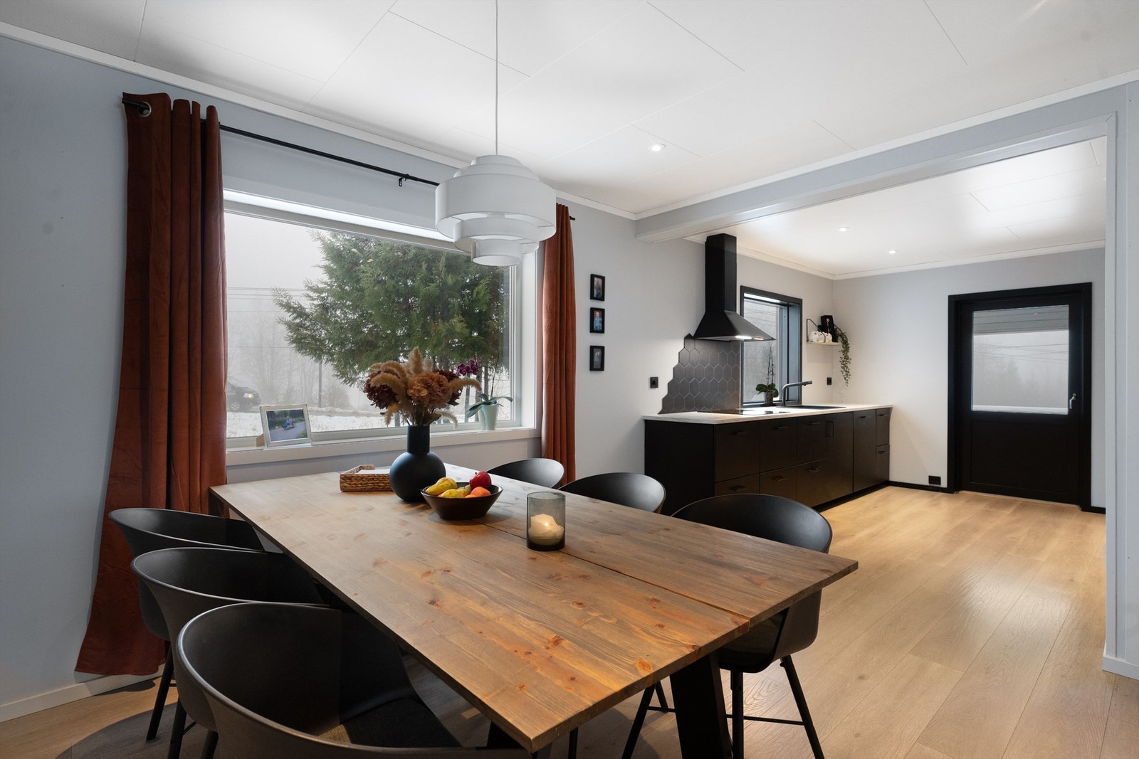 Spisestuen har plass til et stort spisebord og ligger i direkte tilknytning til kjøkkenet. Galleribilde