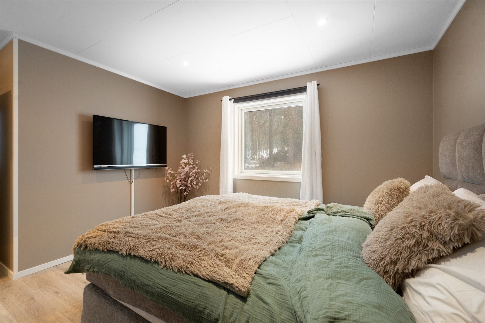 Hovedsoverommet har en tilbaketrukket plassering i boligens nyere tilbygg. Galleribilde