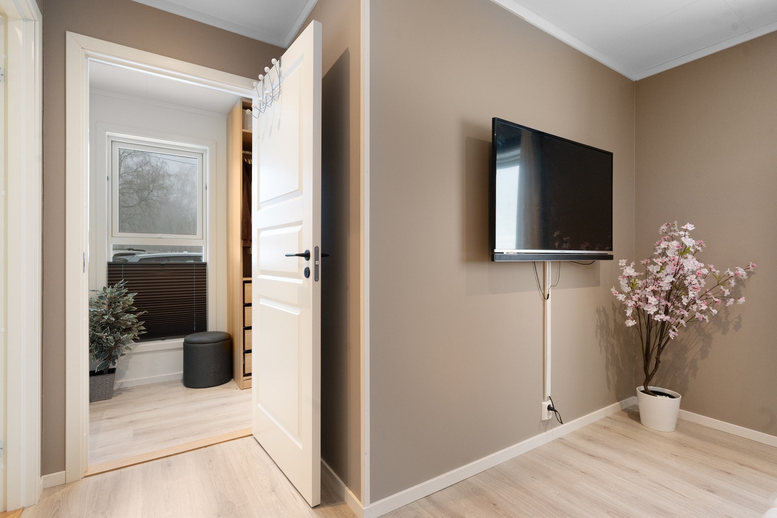 Fra hovedsoverommet er det direkte adkomst til et romslig garderoberom. Galleribilde