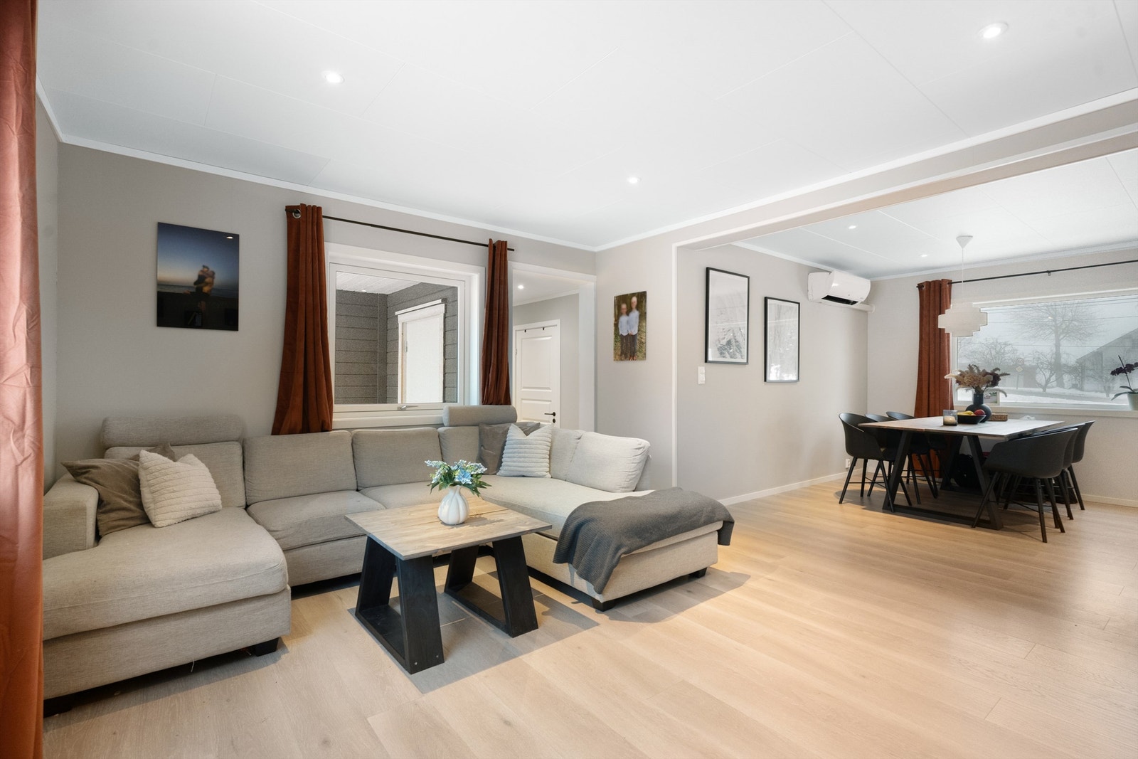 Den åpne løsningen mellom stue og spisestue skaper en sosial og luftig sone. Galleribilde