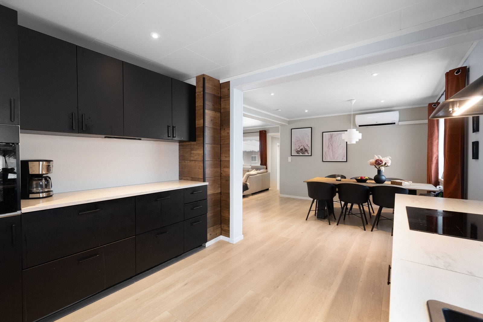 Kjøkkenet er påkostet med en flott innredning med mørke fronter og god benkeplass. Galleribilde