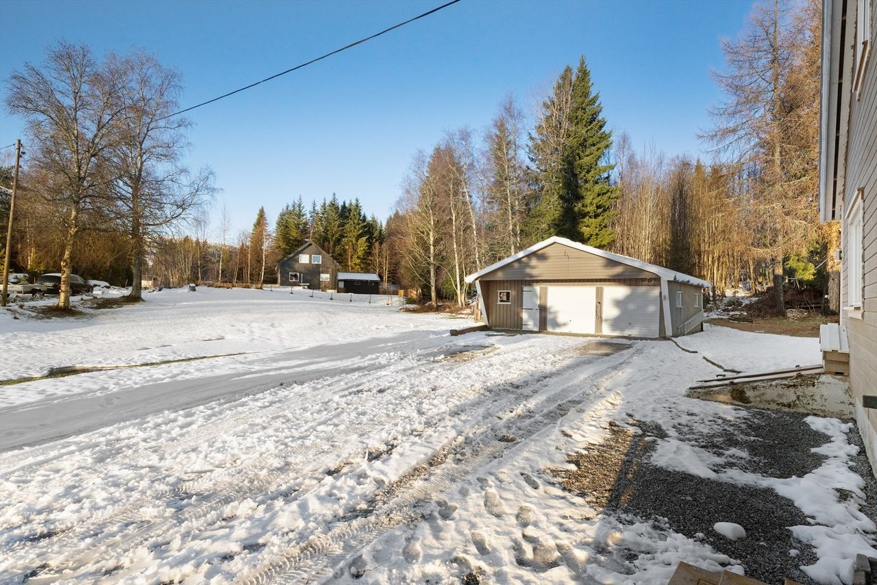 Parkering i en romslig dobbelgarasje, samt gode parkeringsmuligheter på egen tomt. Galleribilde