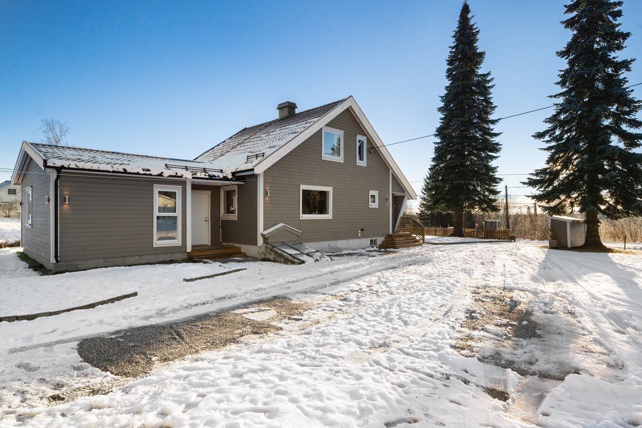 Boligens fasade mot gårdsplassen, med egen inngang til den tilbygde delen. Galleribilde