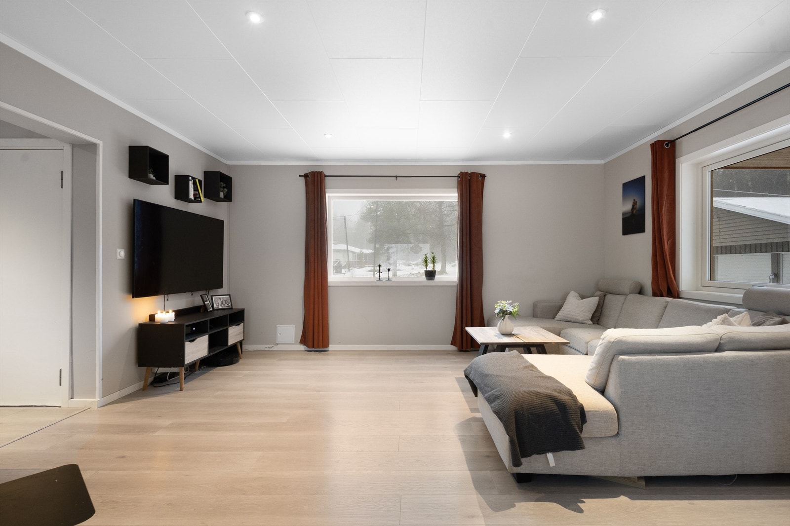 Stuen har god plass til en større sofagruppe og møblement. Oppgraderte overflater. Galleribilde