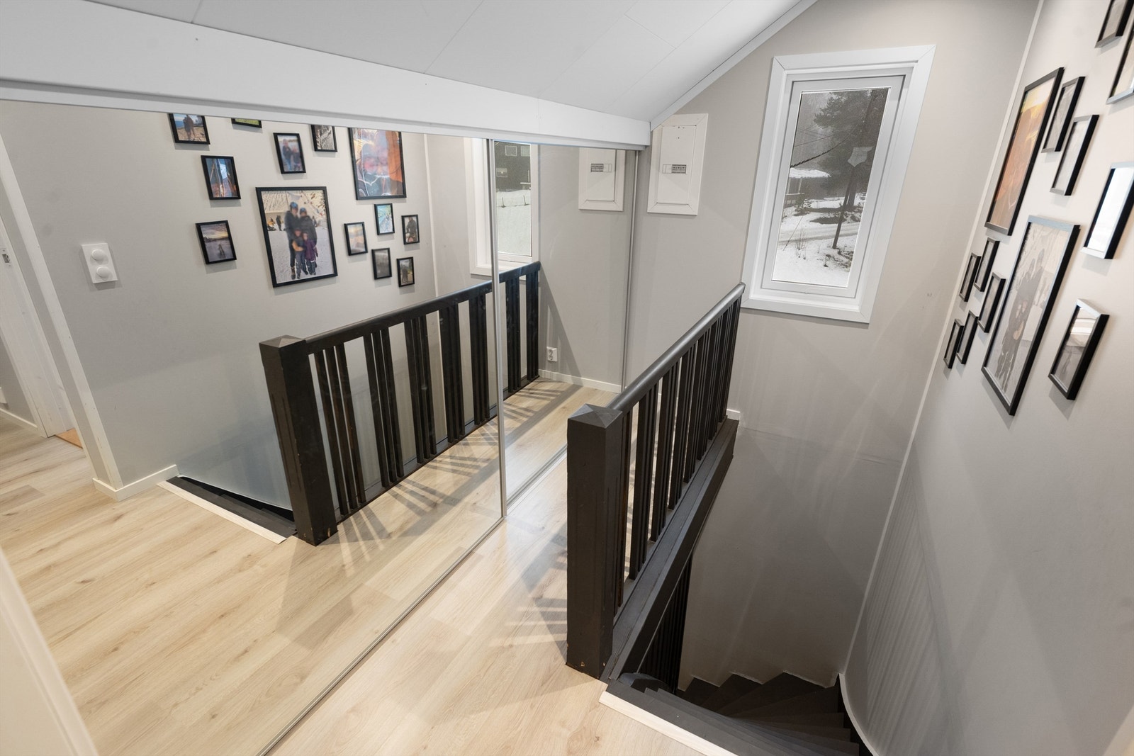 Trapperom og gang i andre etasje, som inneholder soverom og loftstue. Galleribilde