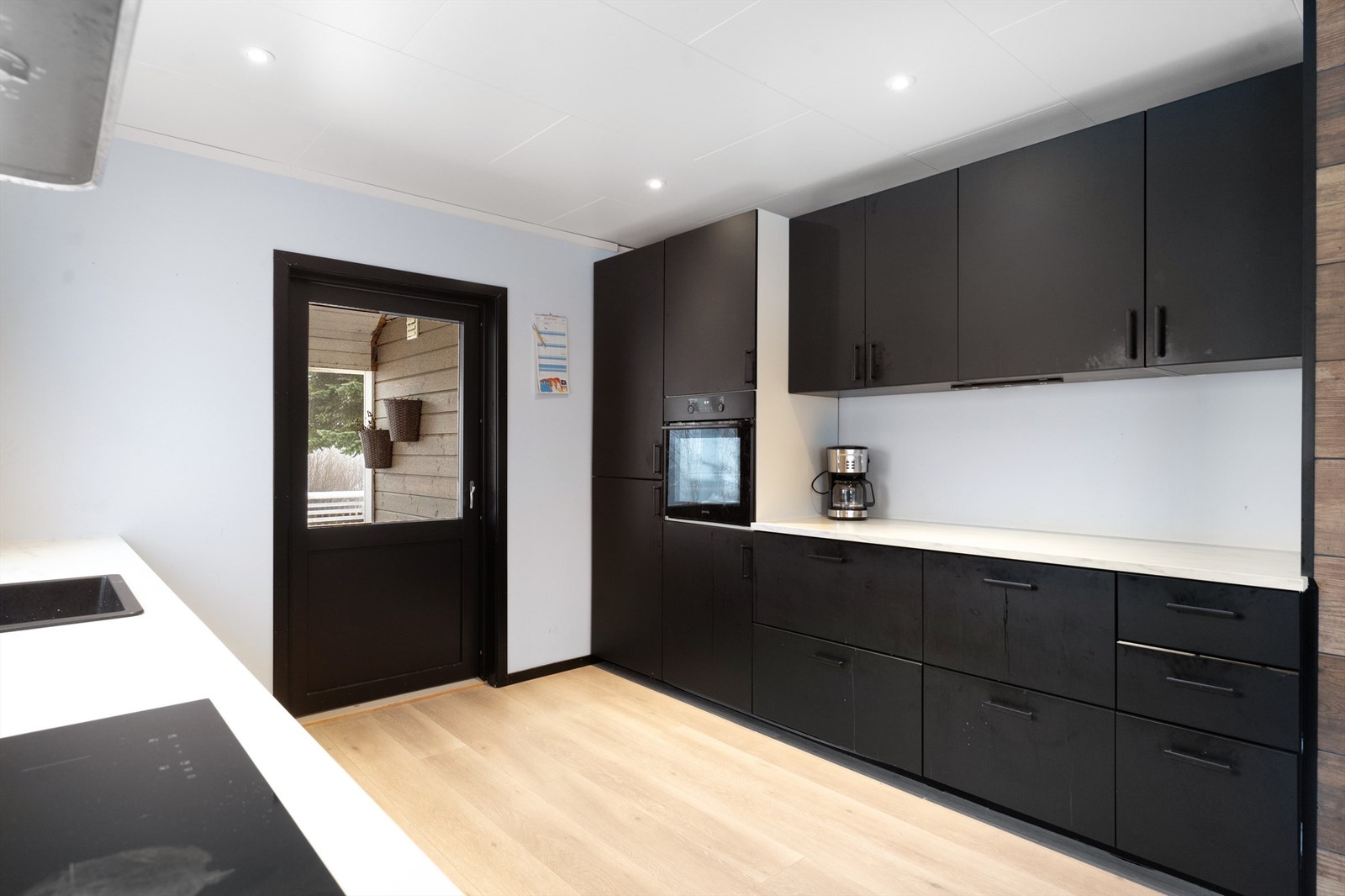 Rikelig med skap- og skuffeplass, samt integrerte hvitevarer. Galleribilde