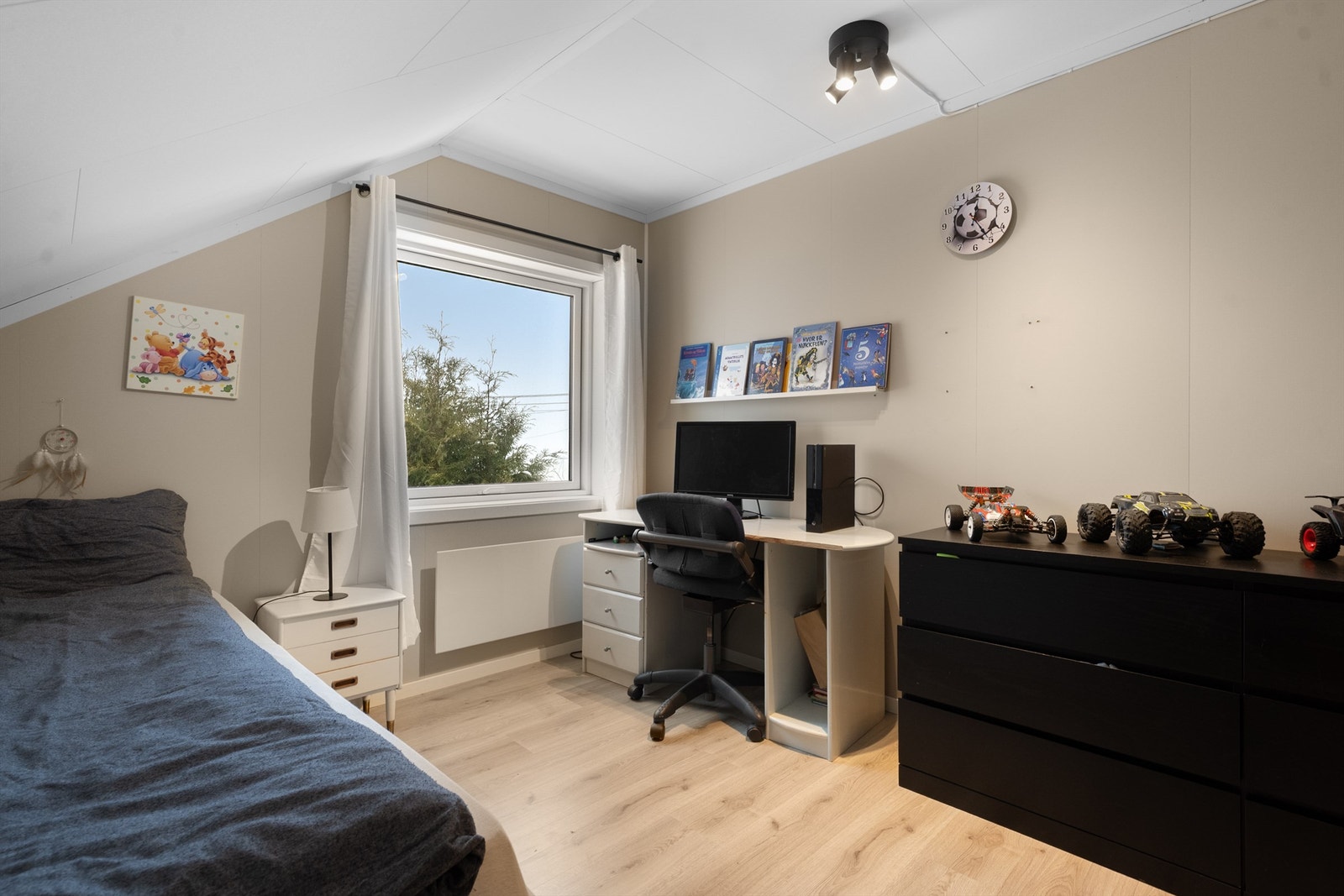 Rommet egner seg godt som barnerom eller kontor, med plass til seng og skrivepult. Galleribilde