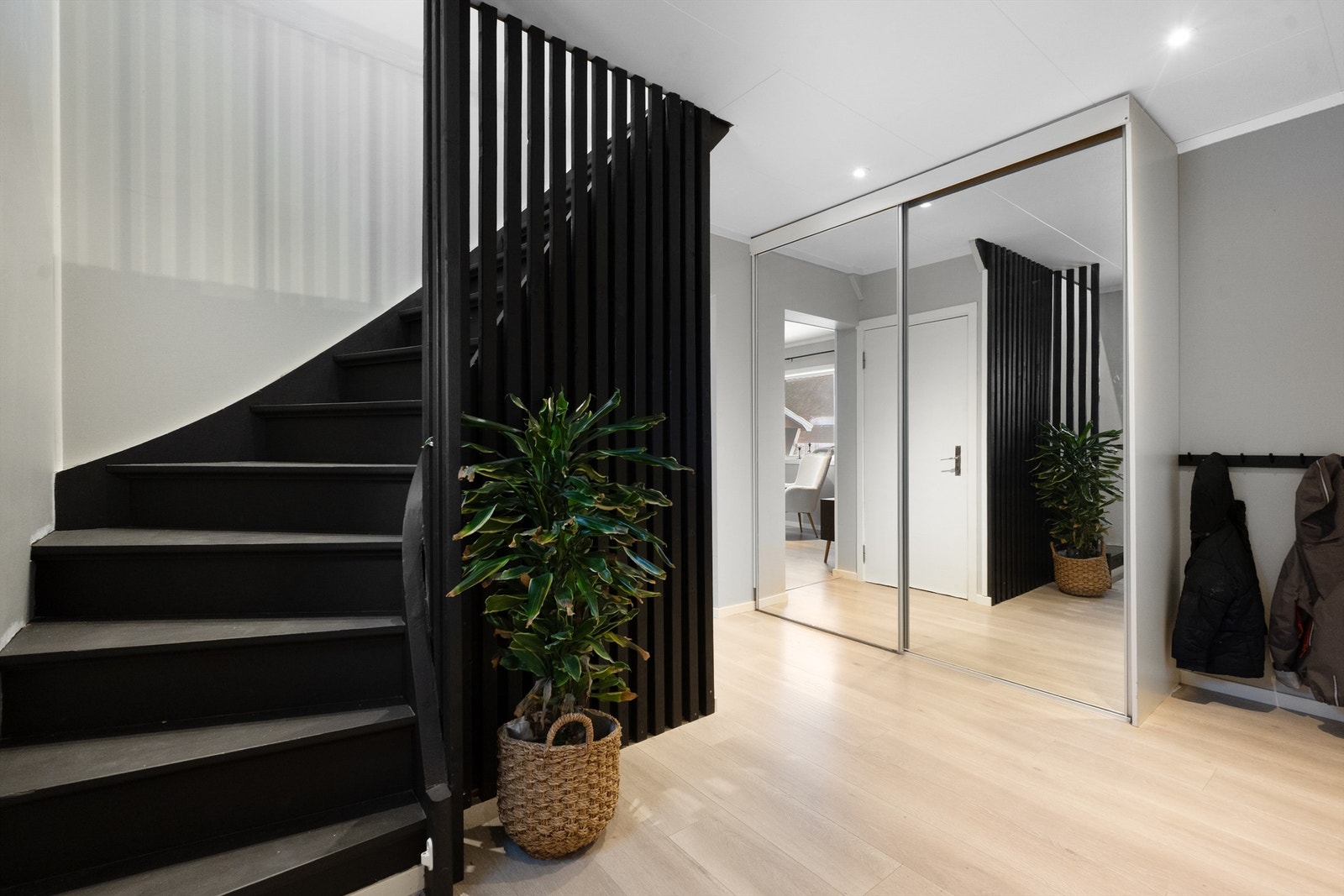 Skyvedørsgarderobe med speilfronter gir gode oppbevaringsmuligheter i hallen og gir en ekstra dybdefølelse. Galleribilde