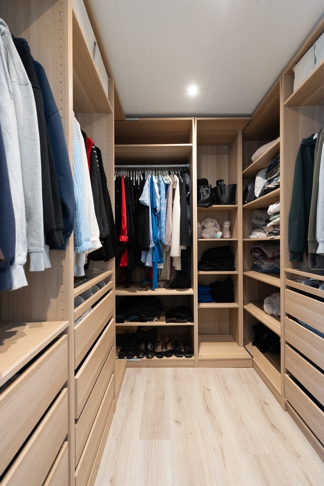 Garderoberommet er innredet med en praktisk og oversiktlig garderobeløsning. Galleribilde