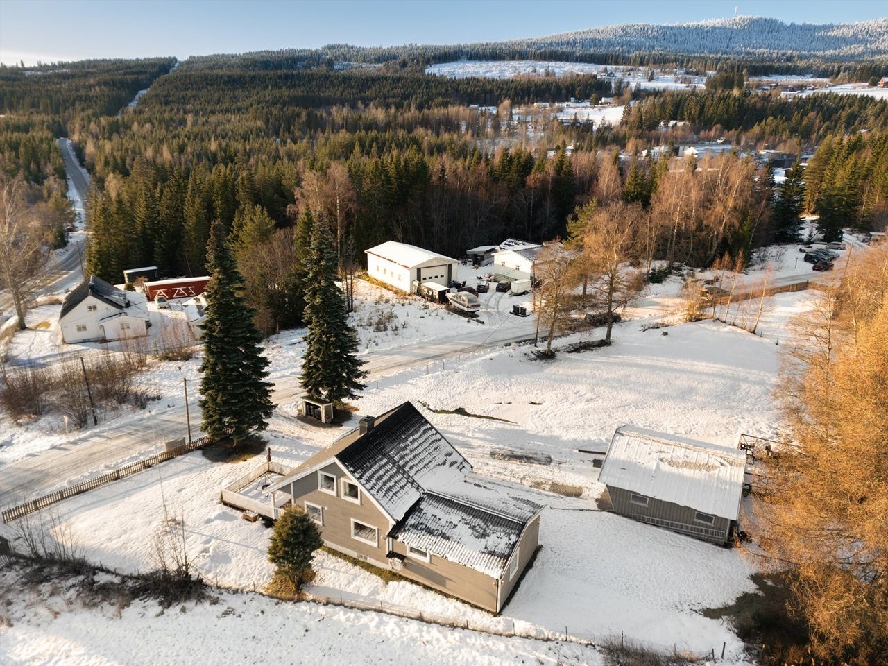 Eiendommen ligger en kort kjøretur fra servicetilbud på Raufoss og Reinsvoll. Galleribilde