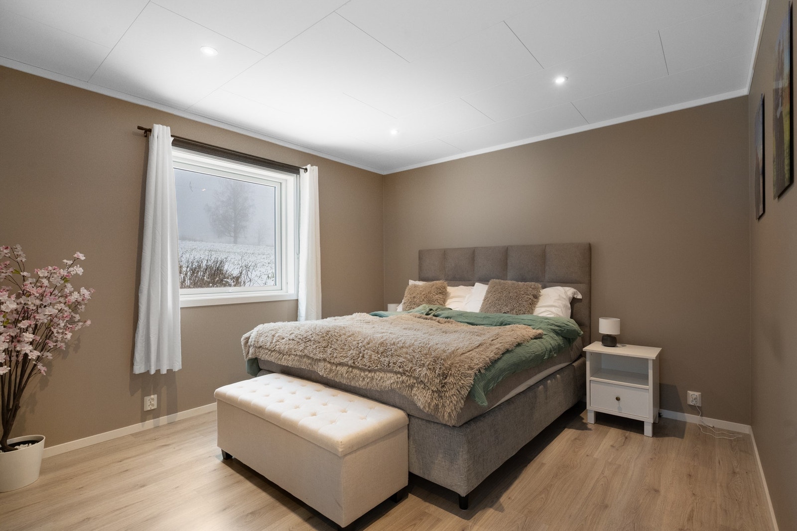 Hovedsoverommet ligger i første etasje i tilbygget del, innredet med moderne farge- og materialvalg. Galleribilde