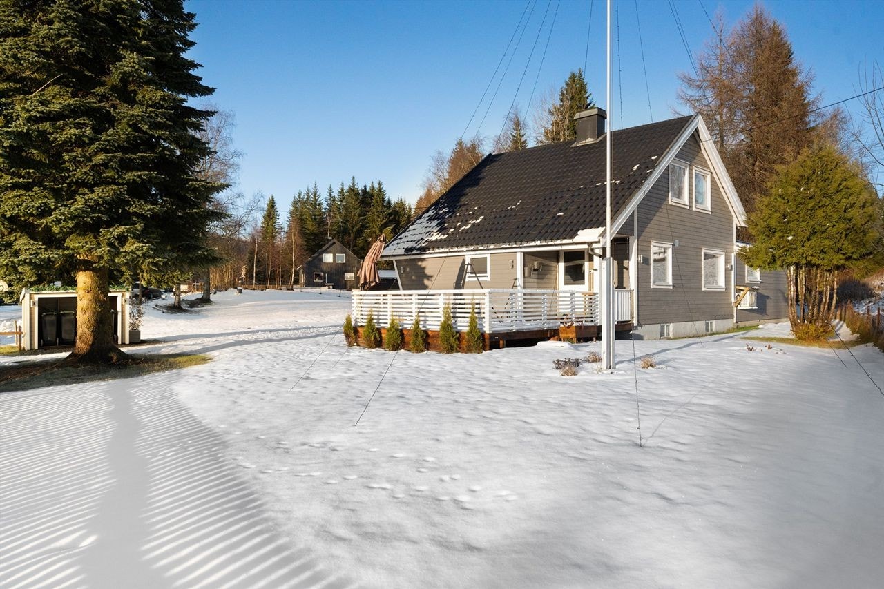 Den store tomten gir rikelig med plass for lek og utendørsaktiviteter. Galleribilde