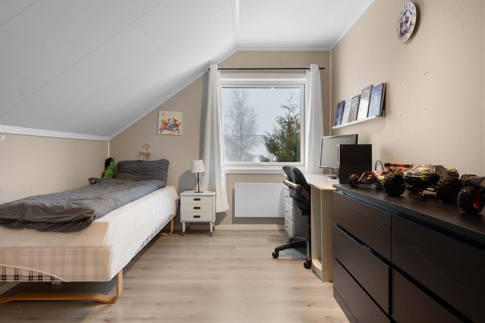 Et av boligens fire soverom, hvorav tre er plassert i andre etasje. Galleribilde