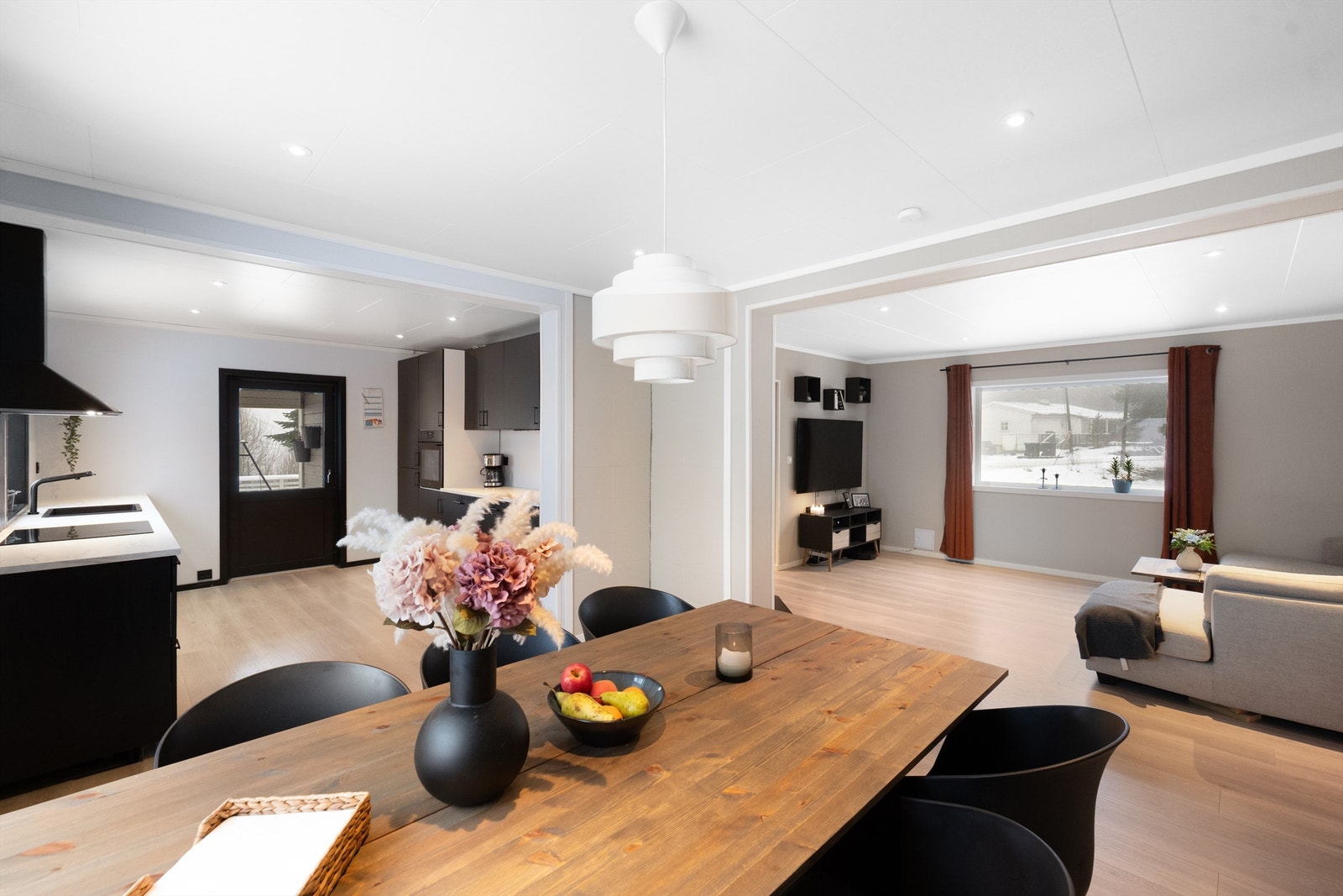 En funksjonell og god planløsning med romslige oppholdsrom i første etasje. Galleribilde