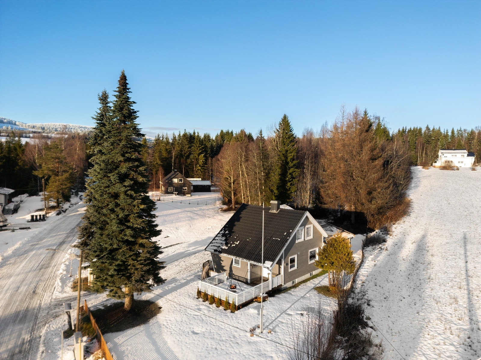 Eiendommen gir et godt overblikk over den store tomten og de landlige omgivelsene. Galleribilde