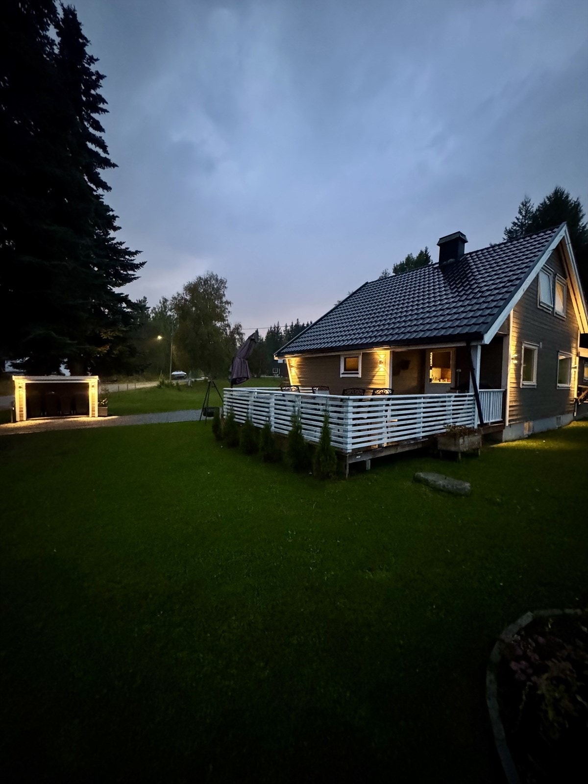 Kveldsstemning på terrassen og i hagen. (privat foto) Galleribilde