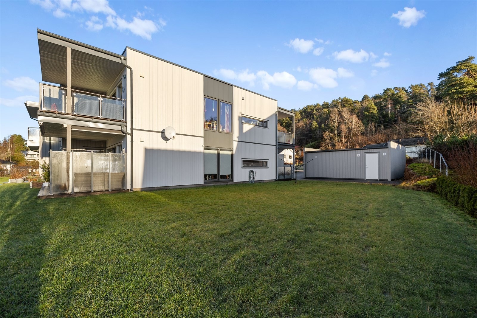 Stor flott felles gressplen, her har man direkte adkomst fra terrassen. Galleribilde