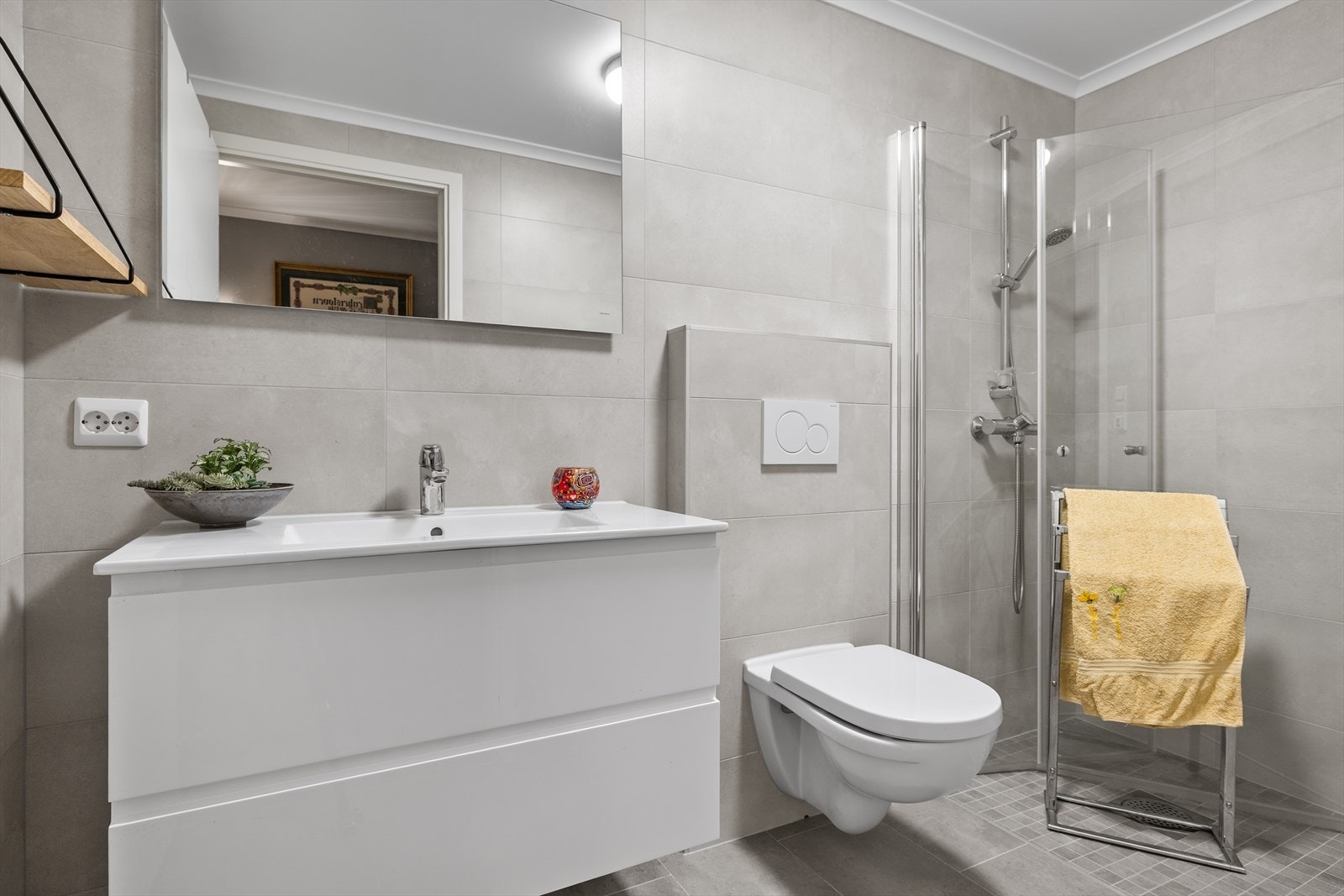 Badet har moderne fliser i duse farger. Galleribilde