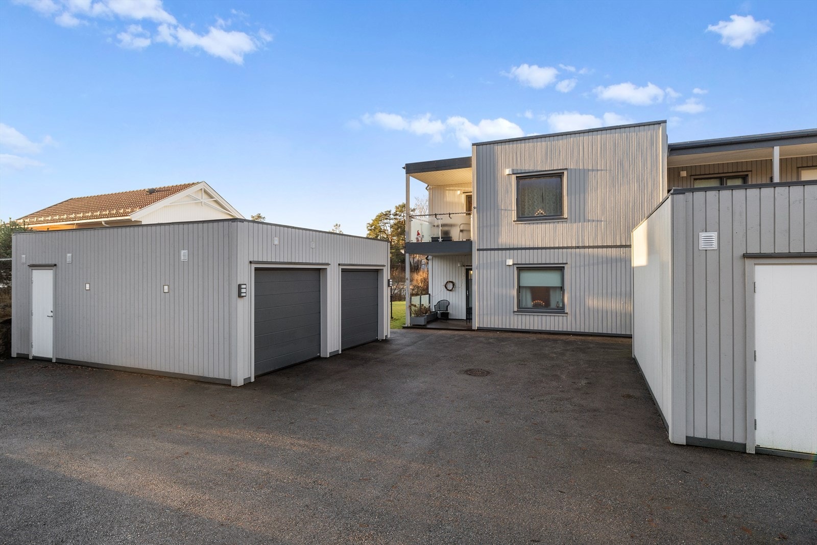 Utvendig er det en garasje på 15 m2 i felles anlegg. Galleribilde