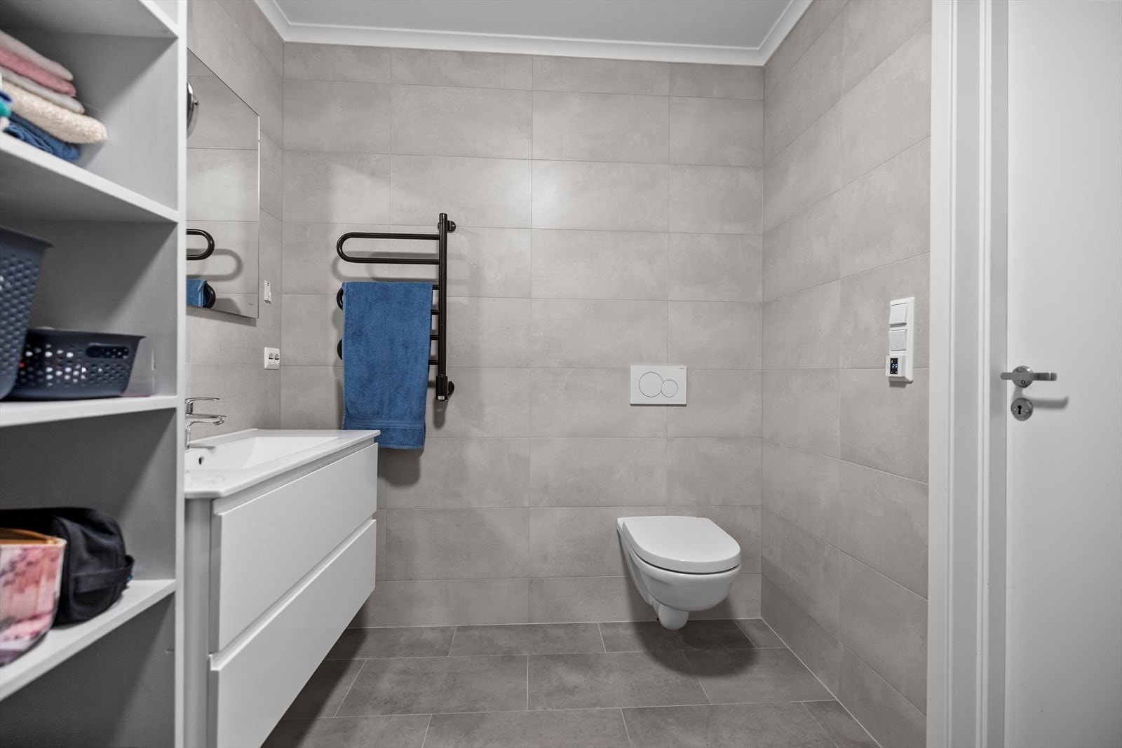 Gjennom garderoben finner man badet i tilknytning til hovedsoverommet. Galleribilde