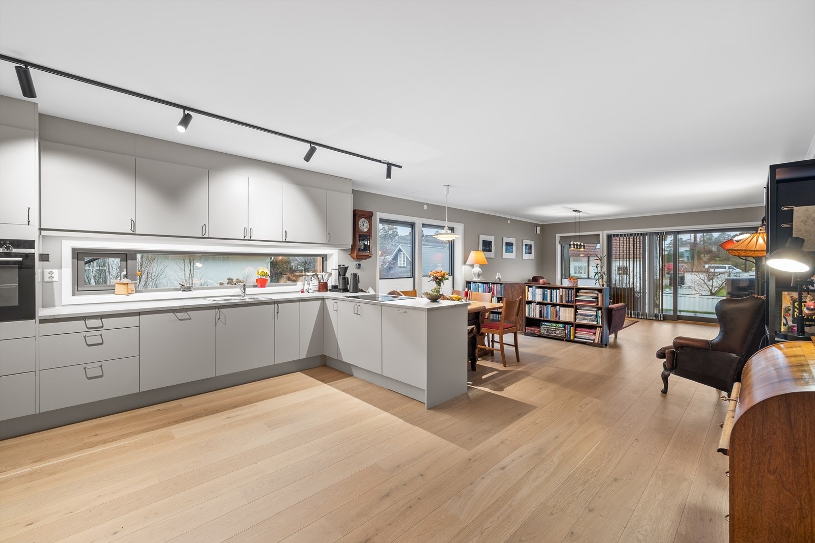 Integrerte hvitevarer og stål oppvaskkum gir en funksjonell kjøkkenløsning. Galleribilde