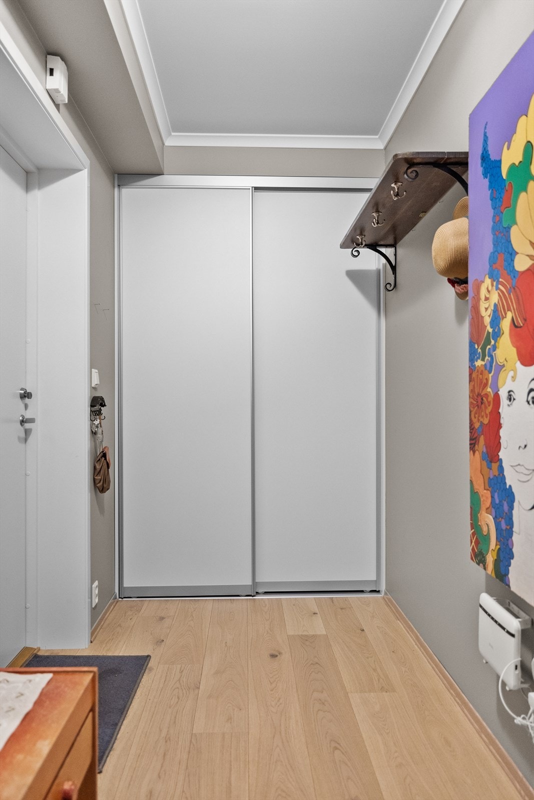 Skyvedørsgarderobe gir effektiv oppbevaring i entréen. Galleribilde