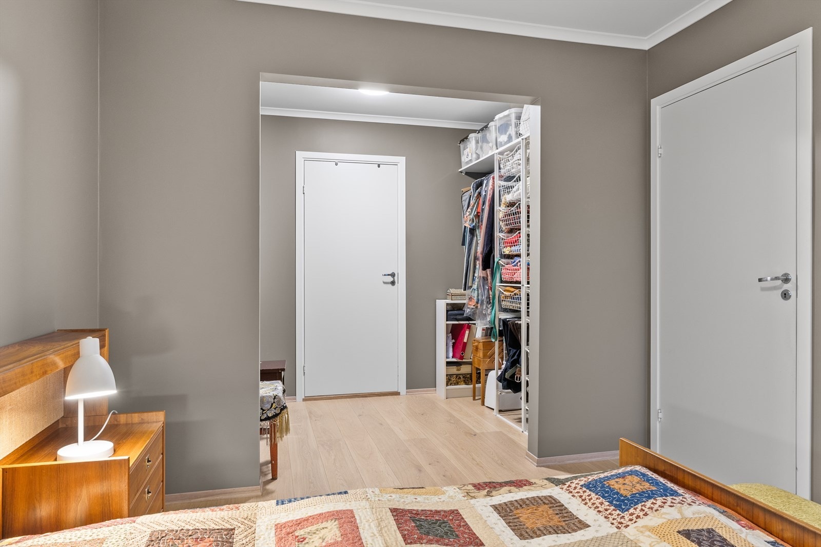 Garderobeløsning med skyvedører gir effektiv oppbevaring og god plassutnyttelse på hovedsoverommet. Galleribilde