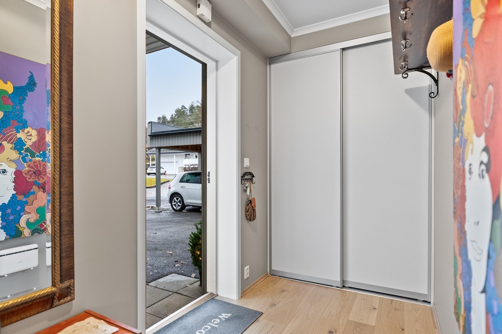 Entreen er romslig med god plass til å henge fra seg yttertøyet. Galleribilde