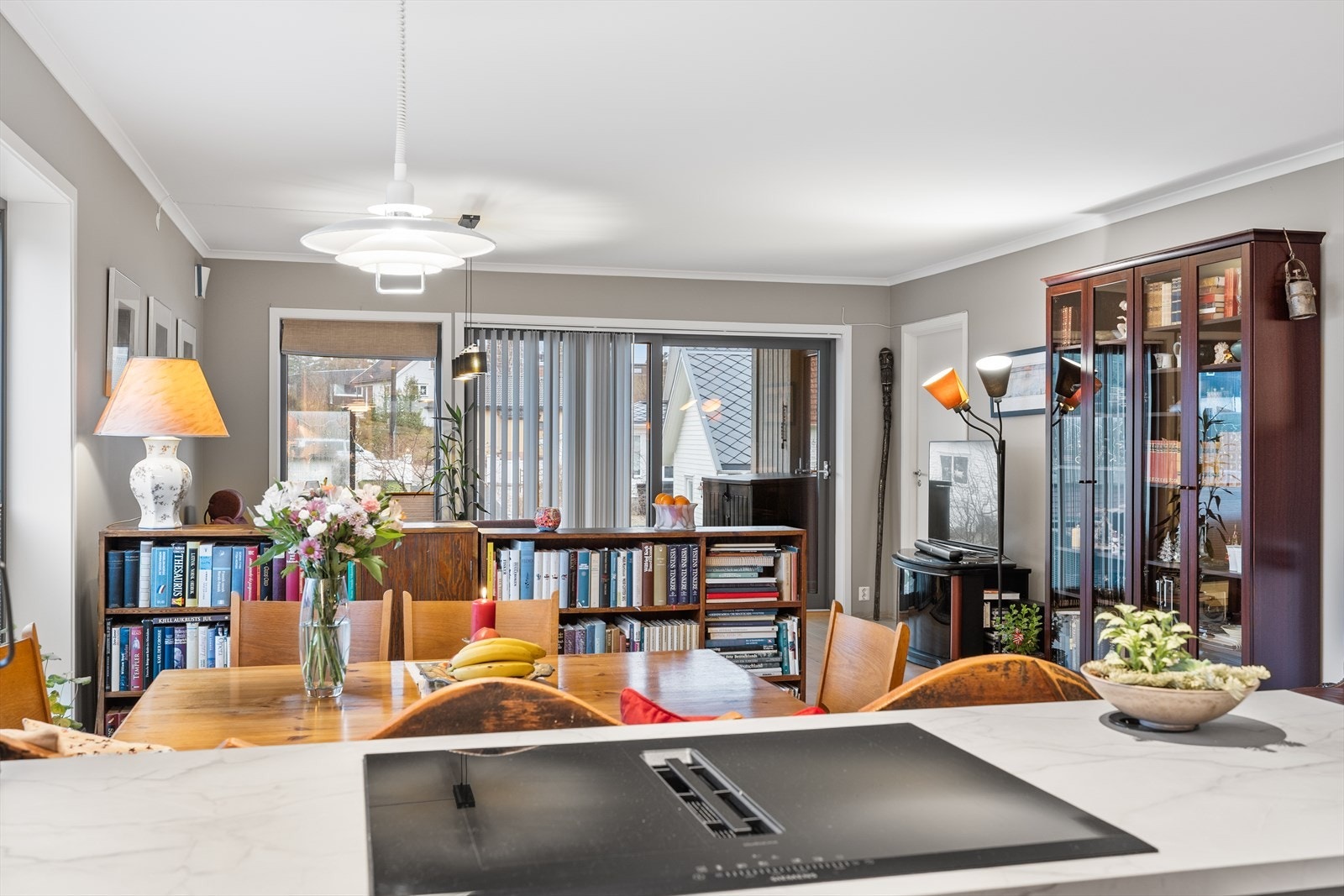 Spiseplass i tilknytning til kjøkkenet gir enkel servering. Galleribilde