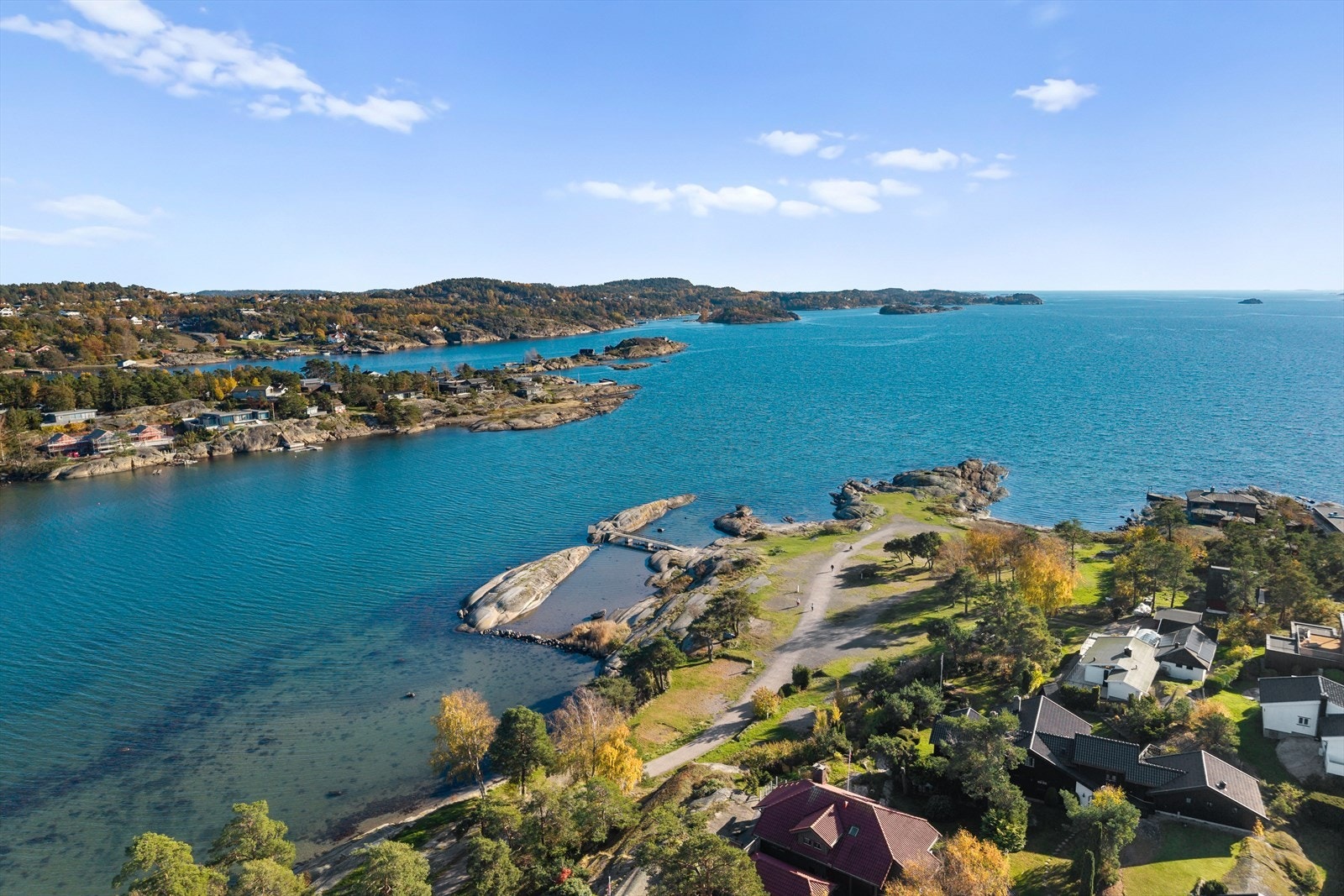 Flotte områder rundt boligen, men sjø i kort avstand. Galleribilde