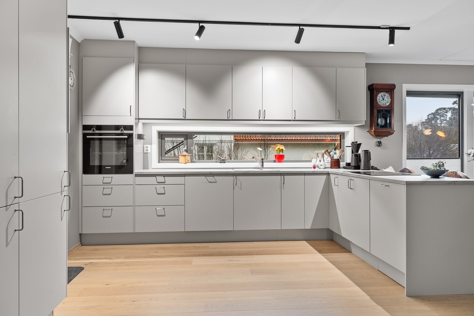 Kjøkkeninnredning med god skapplass gir effektiv oppbevaring. Galleribilde