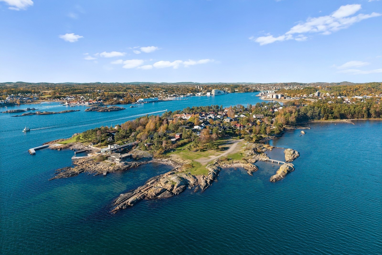 Leiligheten ligger i nærheten av en kystlinje som man kan nyte året rundt. Galleribilde