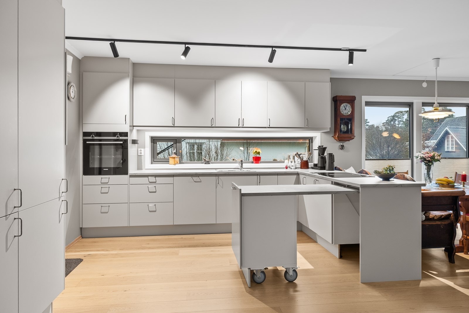 Praktisk forlengelse av benkeplass, så her er det god plass til flere kokker å kokkelere på kjøkkenet samtidig Galleribilde