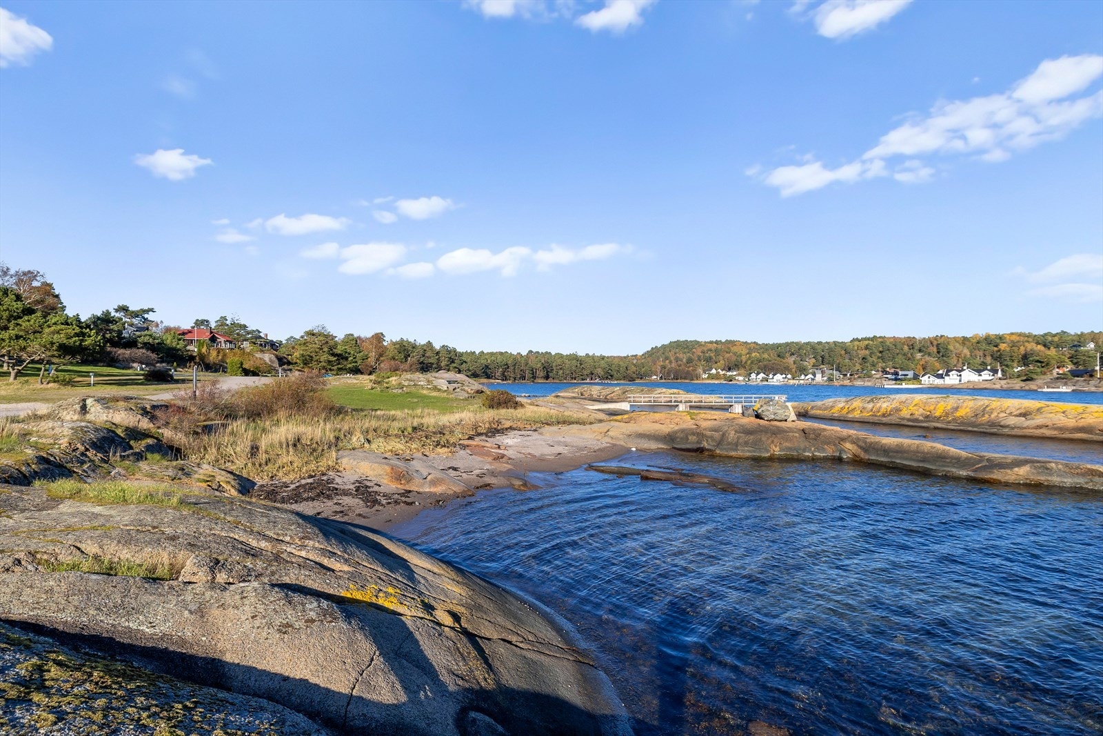 Strandlinjen gir muligheter for avslapning og rekreasjon ved sjøen om sommeren. Galleribilde