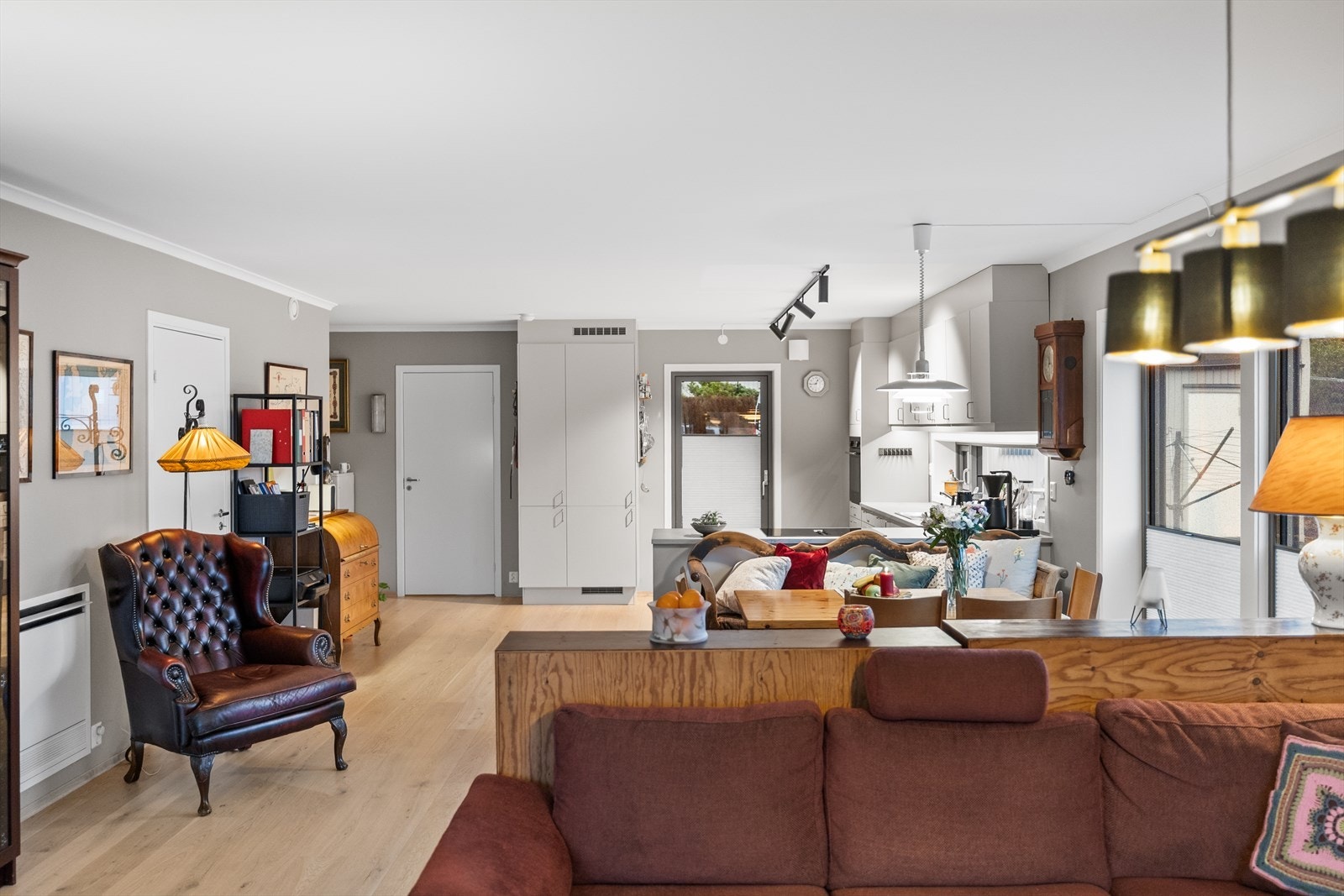 Åpen kjøkkenløsning gir en naturlig overgang til stuen. Galleribilde