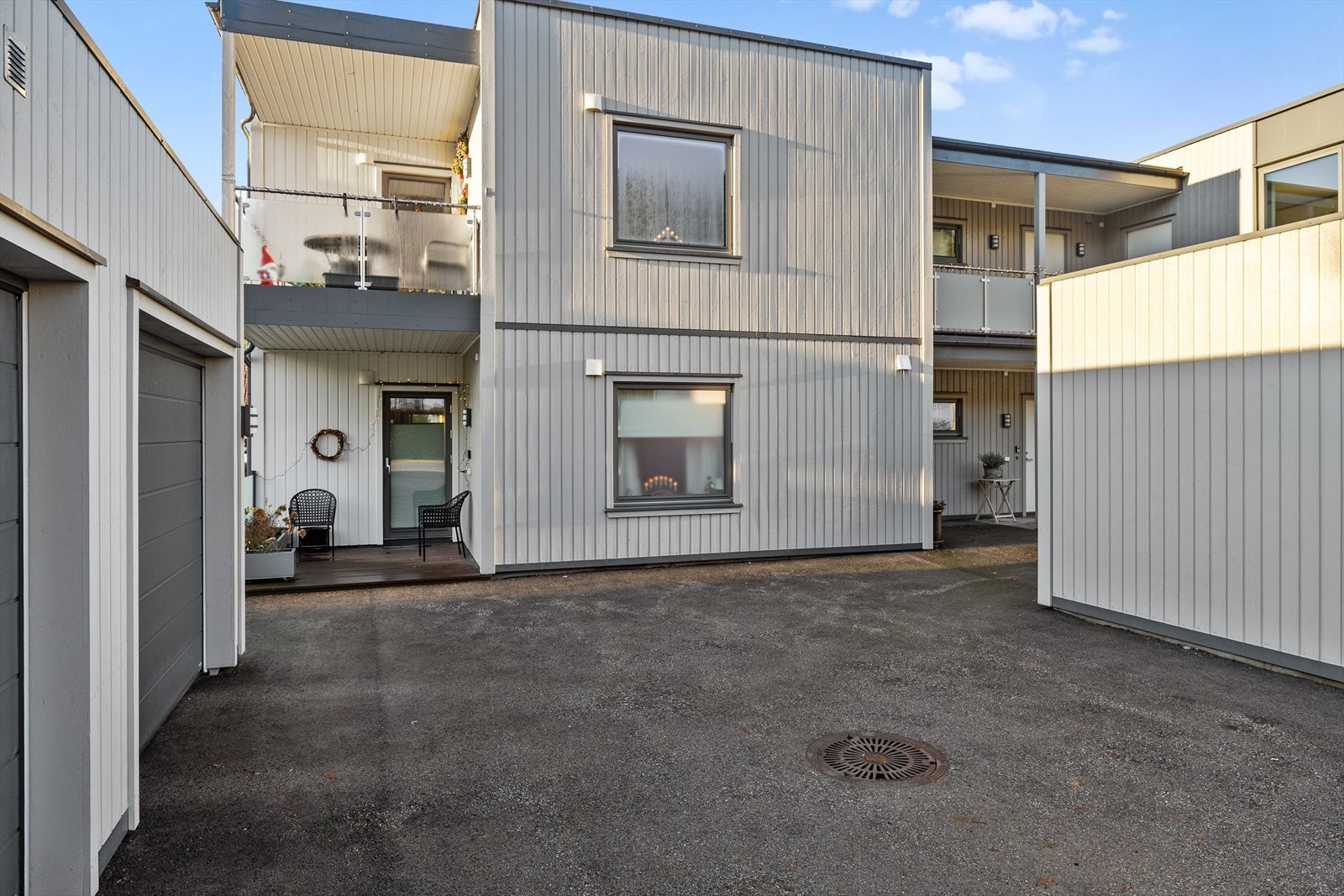Fra kjøkken har man også en liten terrasse med plass til hagemøbler. Galleribilde