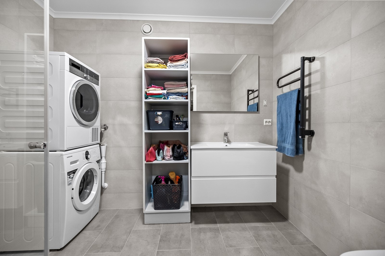 Vaskeservant i innredning med veggmontert toalett gir effektiv utnyttelse av plassen. Galleribilde