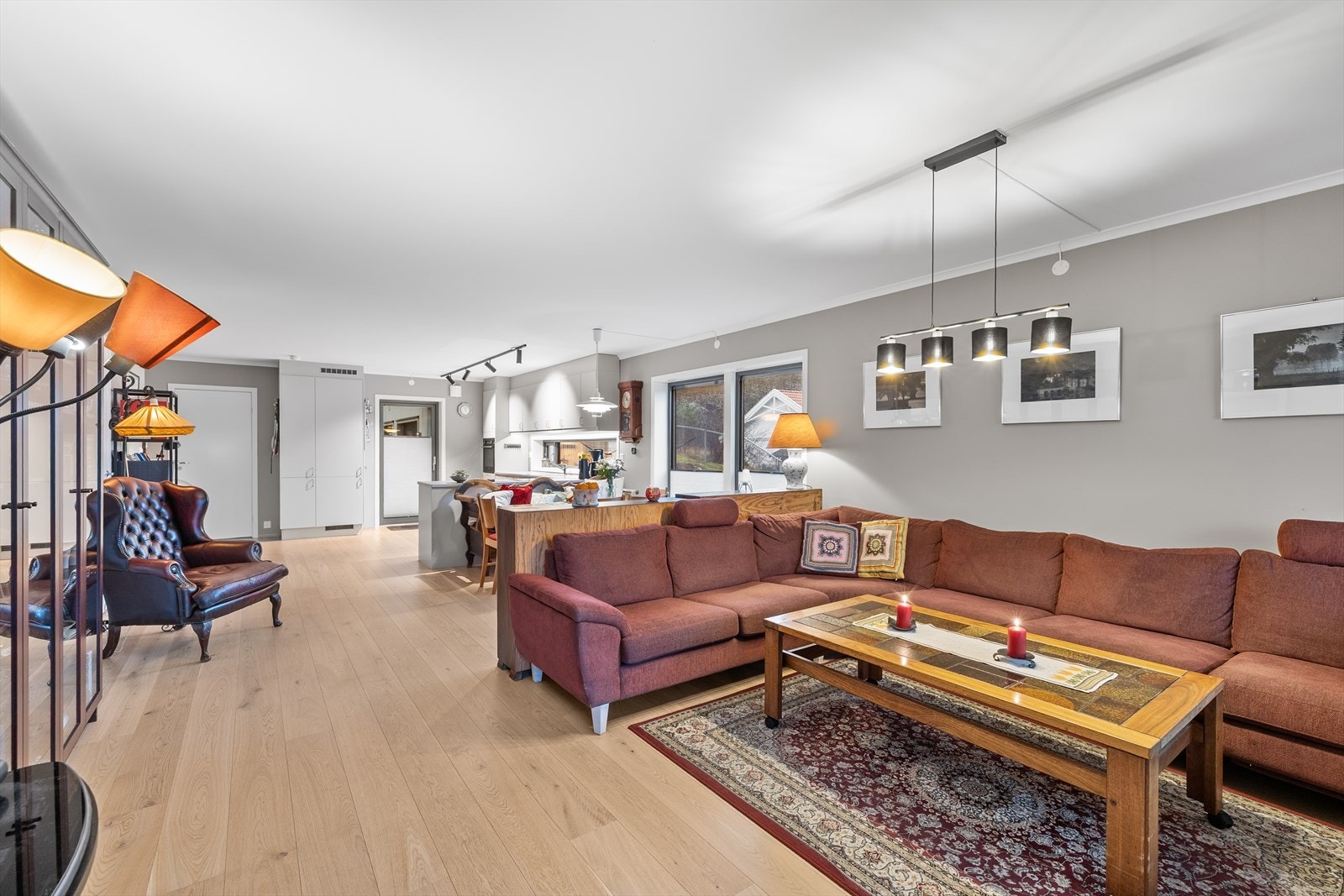 Stuen er i åpen løsning til kjøkken, noe som gir en romslig følelse Galleribilde