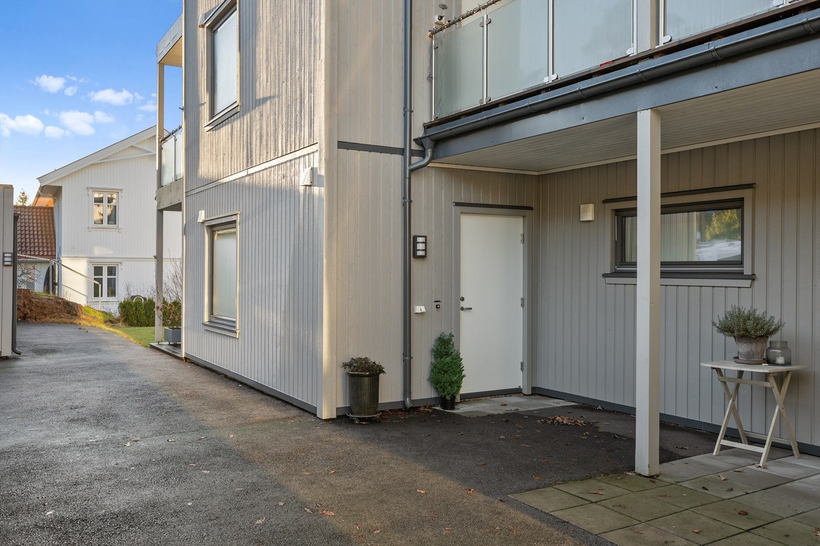 Flott inngangsparti med plass til mindre hagemøbler. Galleribilde