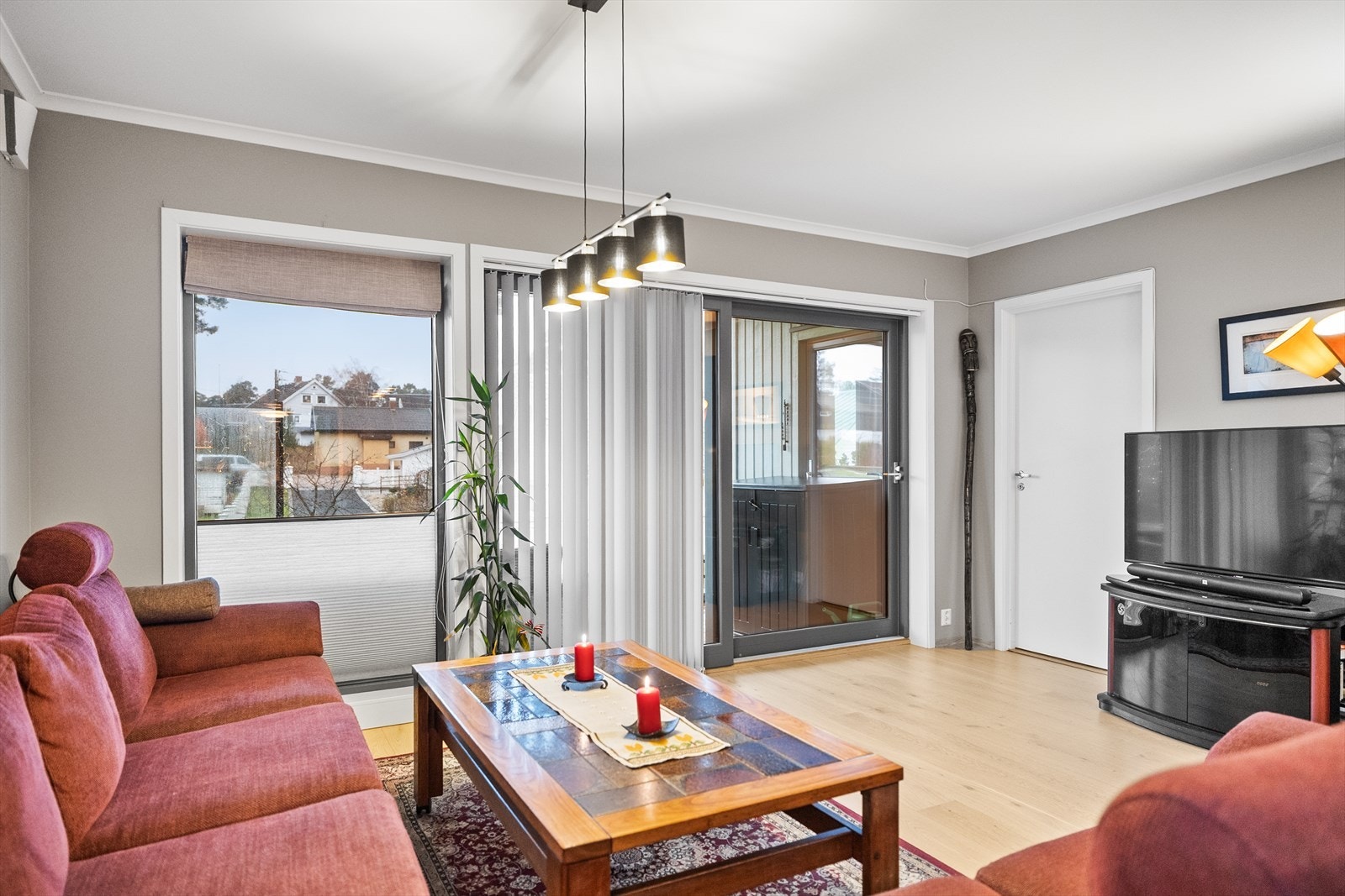 Leilighetens innvendige overflater består av parkett på gulv og slette malte flater på vegger og i tak. Galleribilde